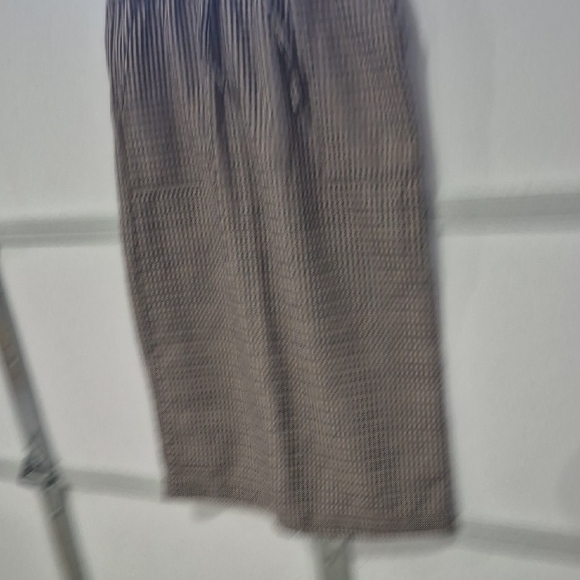 Elastic Waist Houndstooth Midi Skirt in Black and Cream - Picture 5 of 11